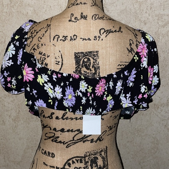 💕SALE 4 for $10💕 H&M Floral Off-Shoulder Crop 🔝 - Picture 2 of 5